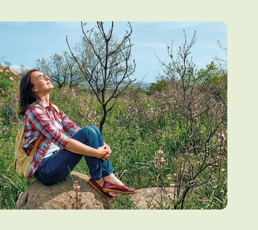 Pessoa relaxando em contato com a natureza